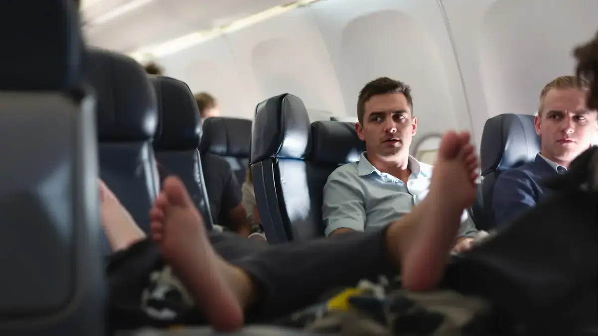 Irritante gedragingen op reis: sokken uittrekken in het vliegtuig en ander ongepast geklets