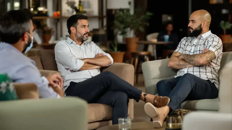 Tien lichaamstaalsignalen die onthullen of iemand in rijkdom of armoede is opgegroeid